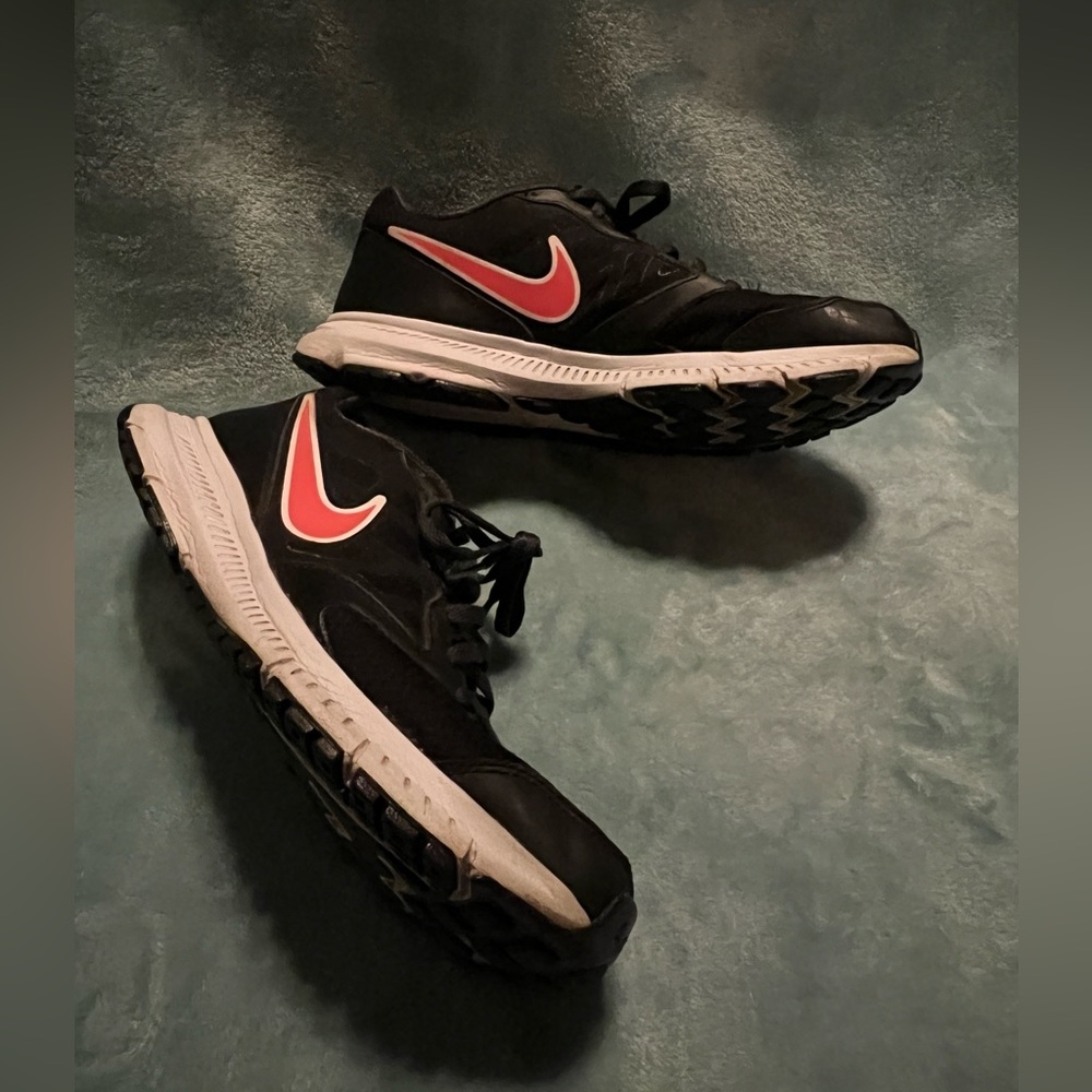 COPY - Preowned black Nike with pink swoosh. Women’s 7.5.